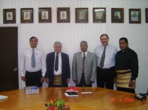 with-prime-minister-mohan-vivek-patwardhanphil-and-pms-secretary    